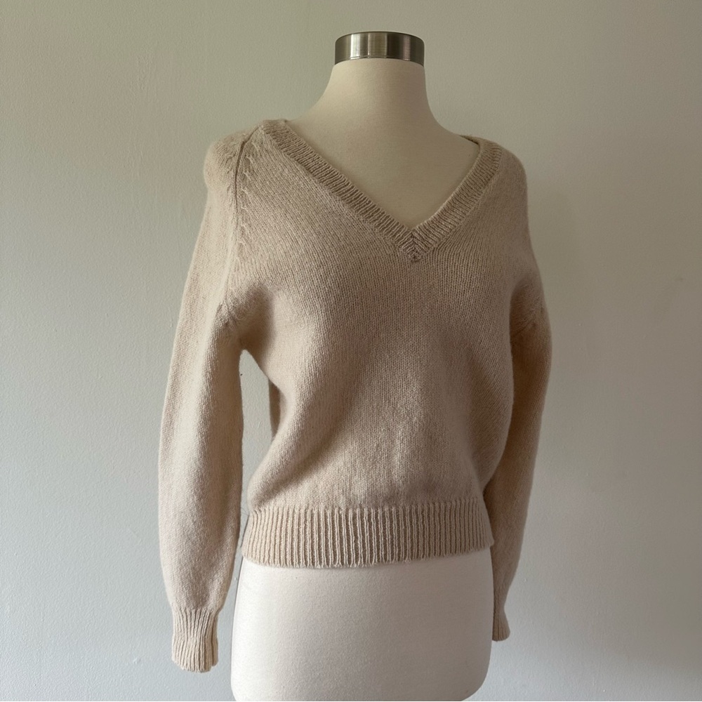 Vintage The Eagle’s Eye 100% Wool Neutral Knit V neck Sweater S - Picture 7 of 7